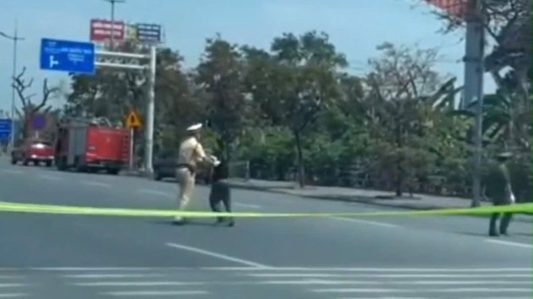 Đối tượng Đỗ Xuân Long bị lực lượng chức năng khống chế. Đối tượng Đỗ Xuân Long bị lực lượng chức năng khống chế.