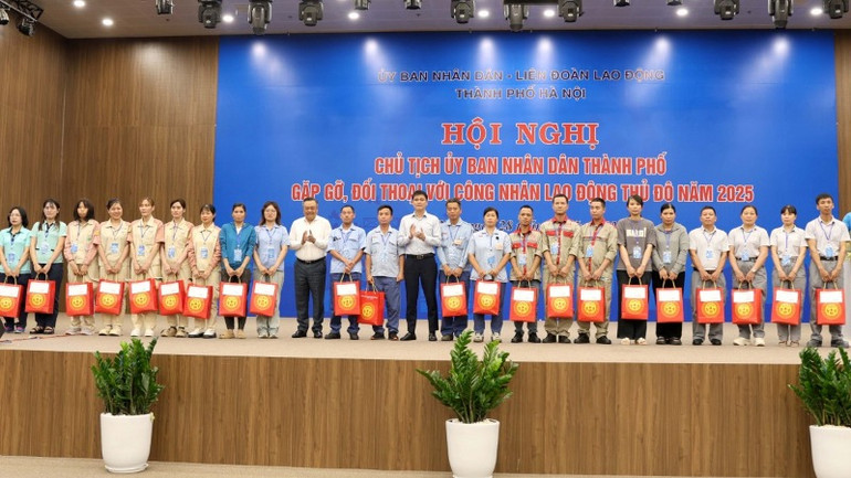 Lãnh đạo Tổng Liên đoàn Lao động Việt Nam và lãnh đạo thành phố Hà Nội tặng quà công nhân, lao động có hoàn cảnh khó khăn.
