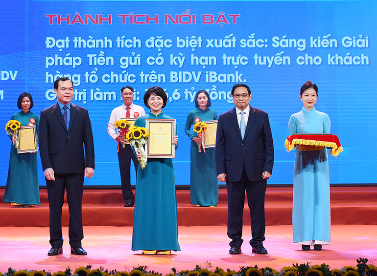 Thủ tướng Chính phủ Phạm Minh Chính và đồng chí Nguyễn Đình Khang trao thưởng vinh danh 9 tác giả, nhóm tác giả có sáng kiến đặc biệt xuất sắc có giá trị làm lợi từ 100 tỷ đồng trở lên. (Ảnh: Trần Hải) Thủ tướng Chính phủ Phạm Minh Chính và đồng chí Nguyễn Đình Khang trao thưởng vinh danh 9 tác giả, nhóm tác giả có sáng kiến đặc biệt xuất sắc có giá trị làm lợi từ 100 tỷ đồng trở lên. (Ảnh: Trần Hải)