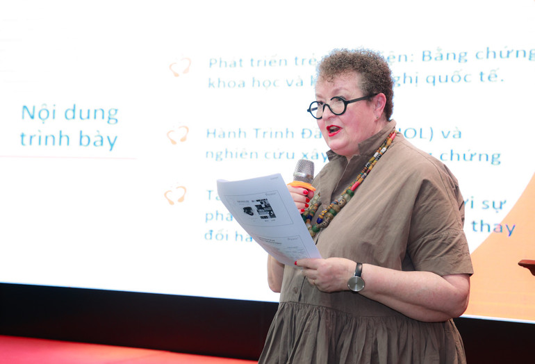 GS Jane Fisher, Đại học Monash, trình bày tham luận tại hội thảo.