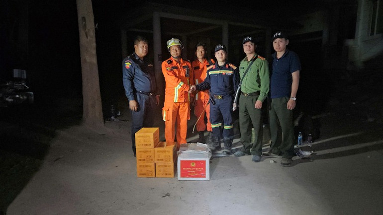 Trao tặng thuốc men, nhu yếu phẩm tại nơi đoàn thực hiện công tác cứu nạn, cứu hộ.