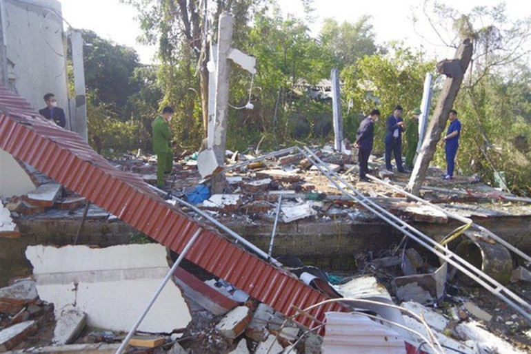 Hiện trường sau vụ nổ tại huyện Kim Sơn, tỉnh Ninh Bình. Hiện trường sau vụ nổ tại huyện Kim Sơn, tỉnh Ninh Bình.