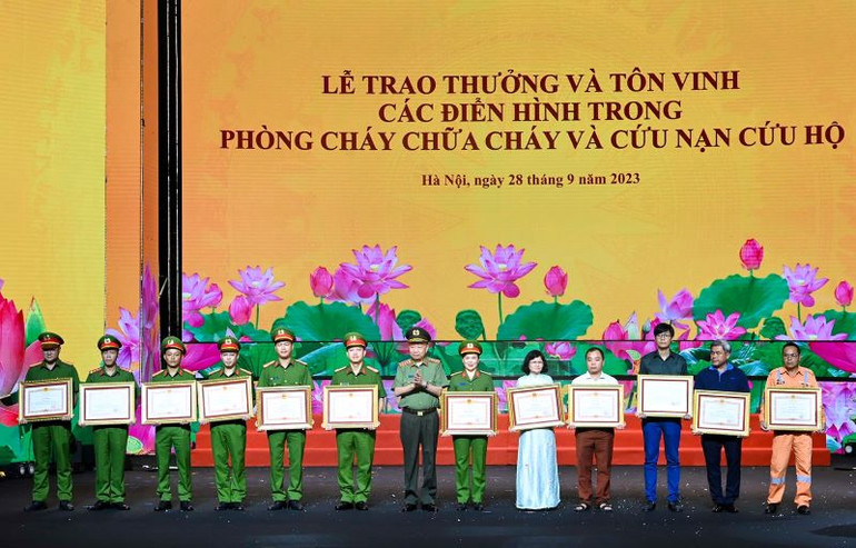 Bộ trưởng Tô Lâm trao Bằng khen của Thủ tướng Chính phủ tặng 12 tập thể và cá nhân trong và ngoài lực lượng Công an nhân dân.