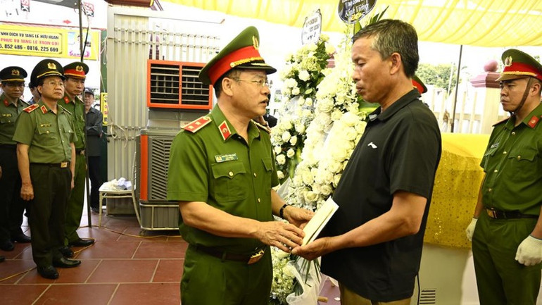 Thứ trưởng Nguyễn Văn Long trao hỗ trợ của Bộ Công an đến gia đình đồng chí Nguyễn Đăng Khải. Thứ trưởng Nguyễn Văn Long trao hỗ trợ của Bộ Công an đến gia đình đồng chí Nguyễn Đăng Khải.