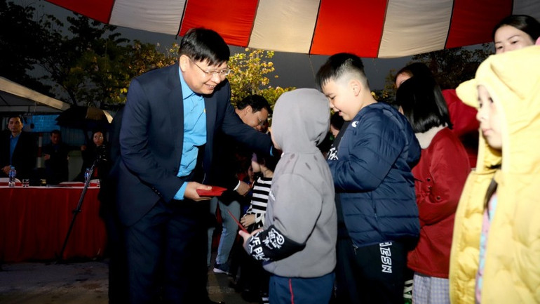 Phó Chủ tịch Tổng Liên đoàn Lao động Việt Nam Phan Văn Anh tặng lì xì cho con công nhân, lao động trước khi chuyến xe lăn bánh. Phó Chủ tịch Tổng Liên đoàn Lao động Việt Nam Phan Văn Anh tặng lì xì cho con công nhân, lao động trước khi chuyến xe lăn bánh.