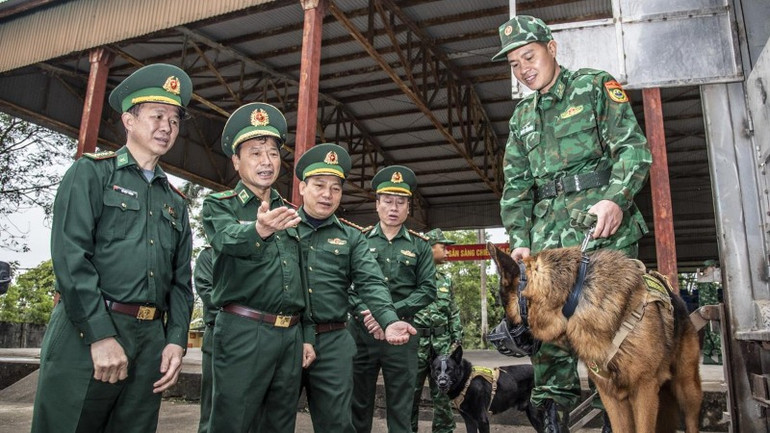 Động viên, thăm hỏi cán bộ, chiến sĩ trước khi lên đường nhận nhiệm vụ. Động viên, thăm hỏi cán bộ, chiến sĩ trước khi lên đường nhận nhiệm vụ.