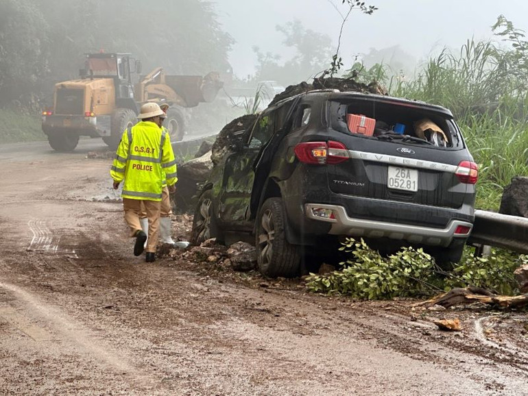 Lực lượng Cảnh sát giao thông phối hợp các đơn vị chức năng tỉnh Hòa Bình phân luồng, dọn dẹp đất đá, nhanh chóng thông tuyến. Lực lượng Cảnh sát giao thông phối hợp các đơn vị chức năng tỉnh Hòa Bình phân luồng, dọn dẹp đất đá, nhanh chóng thông tuyến.