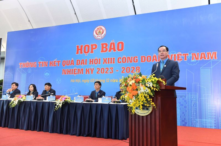 Chủ tịch Tổng Liên đoàn Lao động Việt Nam khóa XIII Nguyễn Đình Khang chủ trì họp báo sau đại hội.