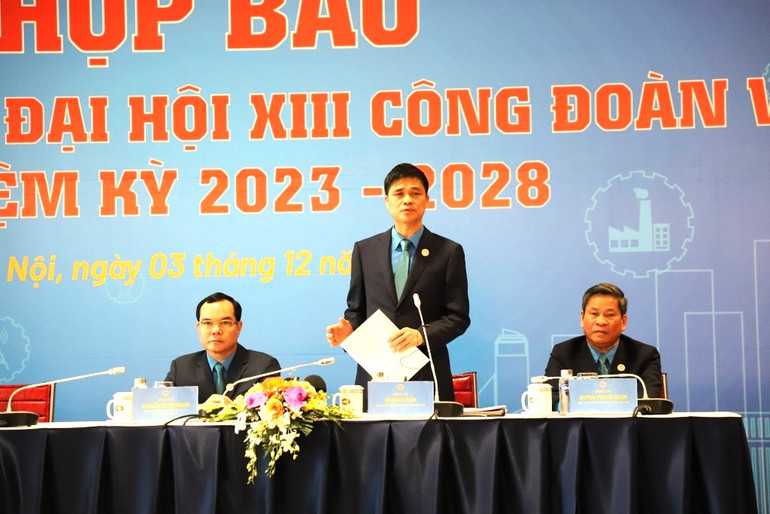 Đồng chí Ngọ Duy Hiểu thông tin một số vấn đề báo chí quan tâm.