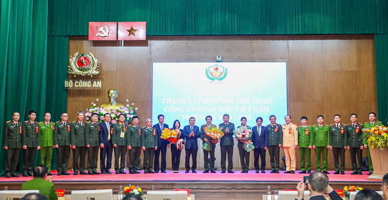 Tặng hoa chúc mừng Ban Chấp hành Hiệp hội thể thao Công an nhân dân Việt Nam.