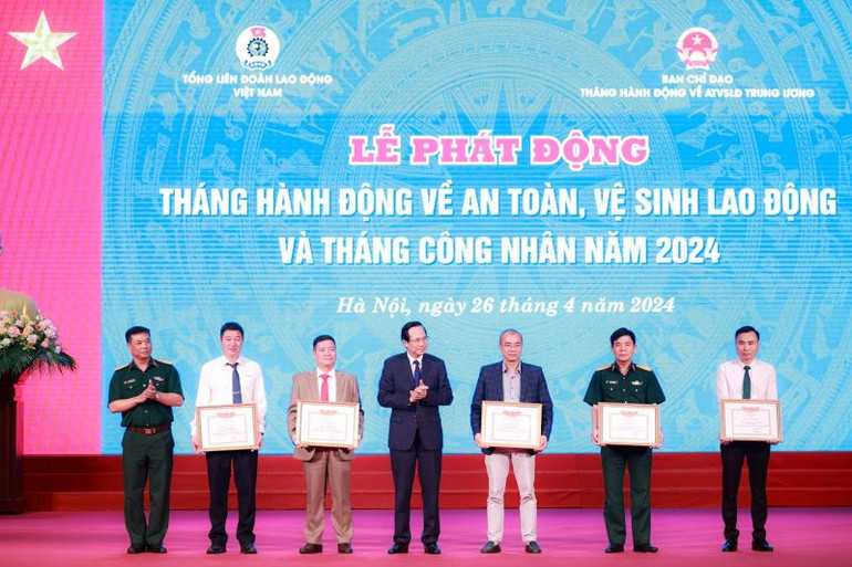 Bộ trưởng Đào Ngọc Dung trao bằng khen tặng các tổ chức, cá nhân có thành tích xuất sắc trong công tác an toàn, vệ sinh lao động. Bộ trưởng Đào Ngọc Dung trao bằng khen tặng các tổ chức, cá nhân có thành tích xuất sắc trong công tác an toàn, vệ sinh lao động.
