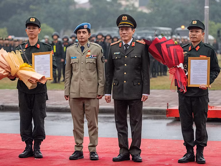 Thượng tướng Lương Tam Quang trao quyết định thành lập Đơn vị Cảnh sát gìn giữ hòa bình số 1 .