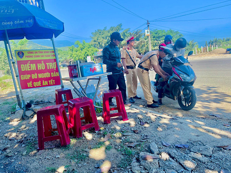 Tiếp xăng cho nhân dân khi gặp sự cố trên đường về quê.