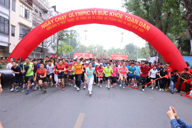 Chạy cự ly: 1,2km, quanh vòng hồ Thiền Quang.
