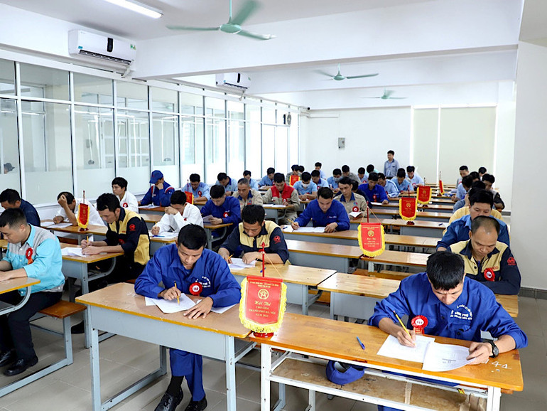 Các thí sinh vào vòng thi lý thuyết.