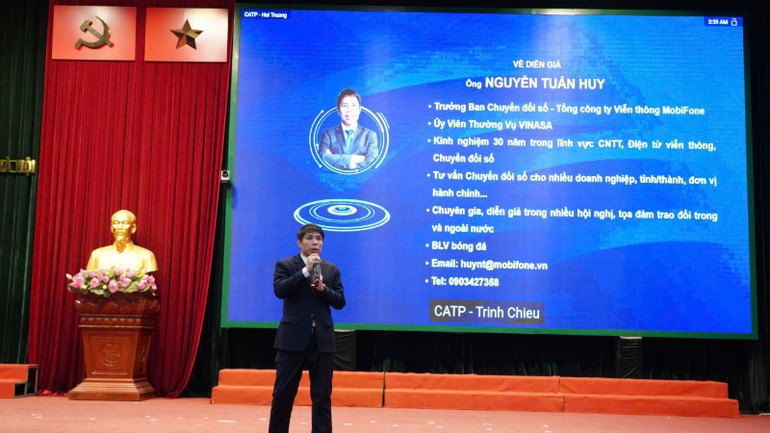 Đại diện Tổng công ty Mobifone trình bày nội dung về chuyển đổi số. Đại diện Tổng công ty Mobifone trình bày nội dung về chuyển đổi số.