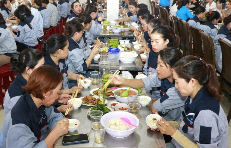 Bữa cơm gắn kết tình đồng nghiệp.