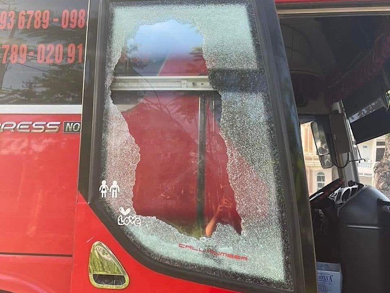 Cửa kính xe bị vỡ.