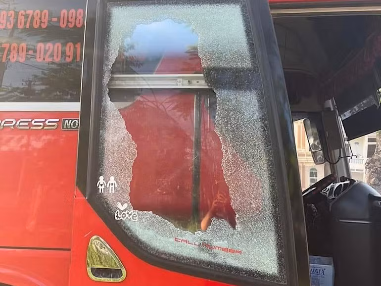 Cửa kính xe bị vỡ. Cửa kính xe bị vỡ.