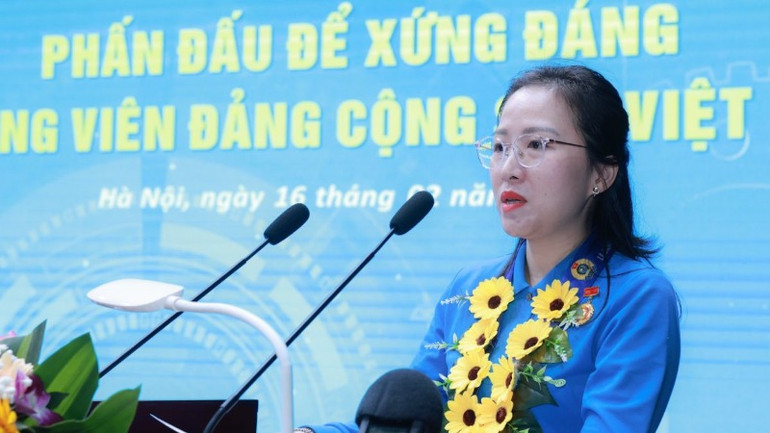 Đảng viên Nguyễn Cẩm Nhung vào Đảng để trở thành người có ích cho đất nước.