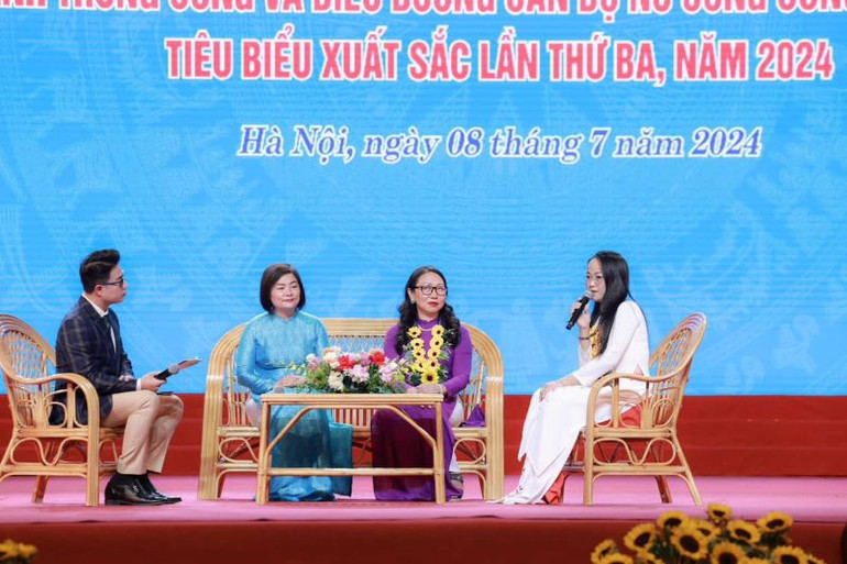 Giao lưu các gương mặt nữ cán bộ Công đoàn tiêu biểu.