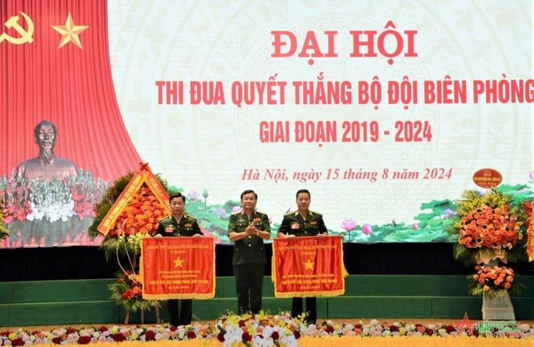 Thừa ủy quyền của Thủ tướng Chính phủ, Thượng tướng Hoàng Xuân Chiến trao Cờ Thi đua của Chính phủ tặng 2 đơn vị vì đã có thành tích xuất sắc, toàn diện các mặt công tác, dẫn đầu phong trào thi đua quyết thắng của toàn quân năm 2023.