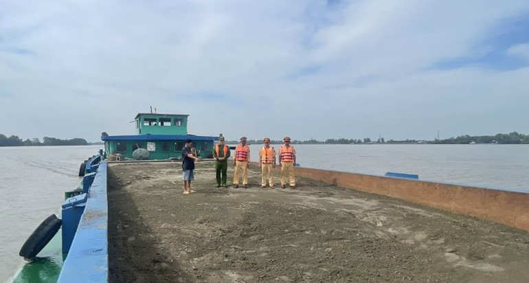 Xử lý, bắt giữ gần 2,7 nghìn m3 cát trên sông Tiền (tỉnh Tiền Giang).
