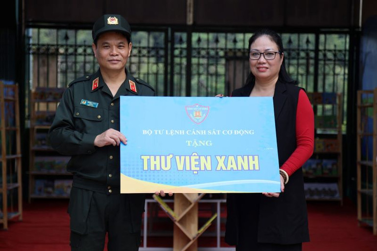 Trao tặng thư viện xanh cho trường học.