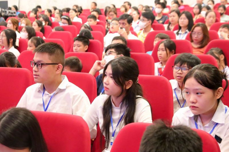 Con em công nhân, viên chức, lao động Thủ đô tham dự Hội nghị.