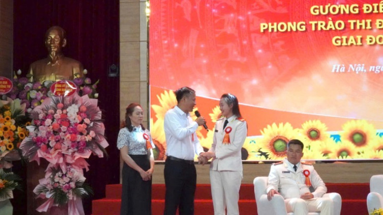 Cuộc gặp gỡ giữa Trung sĩ Ngô Thị Dung và bố mẹ trên sâu khấu giao lưu.