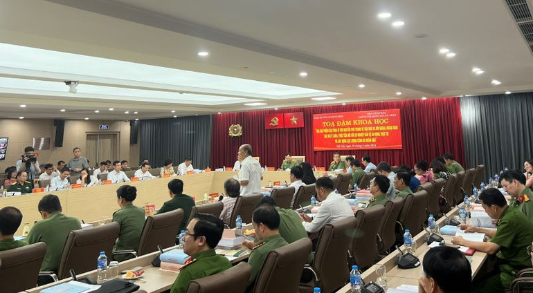 Các đại biểu thảo luận tại tọa đàm. Các đại biểu thảo luận tại tọa đàm.
