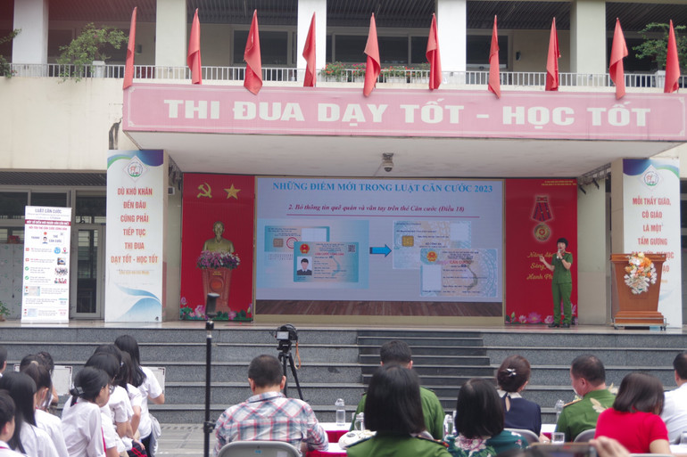 Đại diện Công an quận Cầu Giấy phổ biến những nội dung cơ bản của Luật Căn cước 2023.