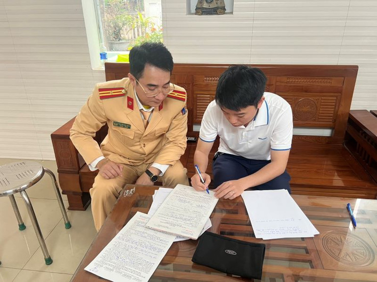 Tài xế C. viết tường trình tại cơ quan Công an.