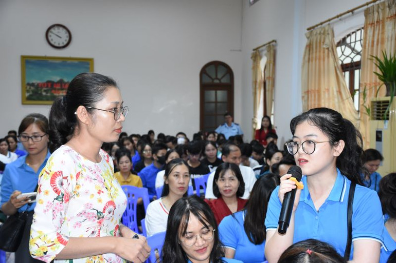 Tuyên truyền viên và cán bộ công đoàn trao đổi về các biện pháp phòng, chống tệ nạn ma túy.