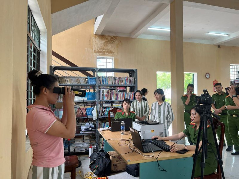 Thu thập hồ sơ cấp căn cước cho các phạm nhân đủ điều kiện xét duyệt đặc xá và mãn hạn tù. Thu thập hồ sơ cấp căn cước cho các phạm nhân đủ điều kiện xét duyệt đặc xá và mãn hạn tù.