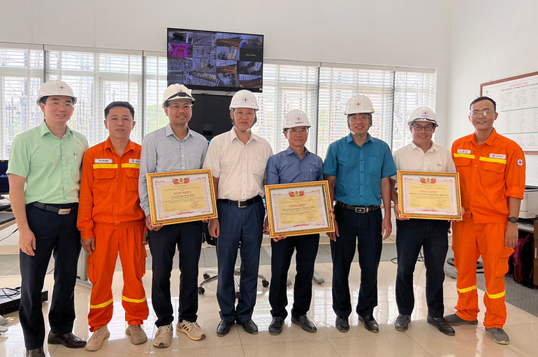 Đại diện Công đoàn Điện lực Việt Nam trao Bằng khen tặng các đơn vị tham gia thi công và hoàn thành sớm hạng mục.