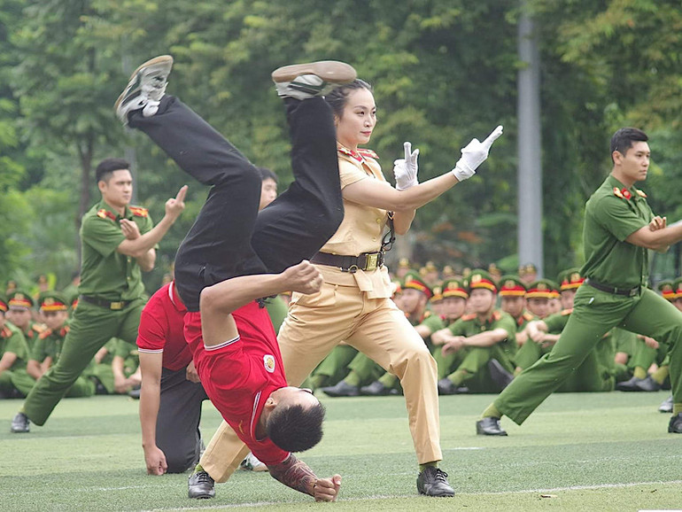 Màn thi võ thuật tại hội thi. Màn thi võ thuật tại hội thi.