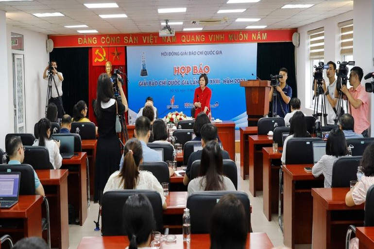 Toàn cảnh cuộc họp báo.