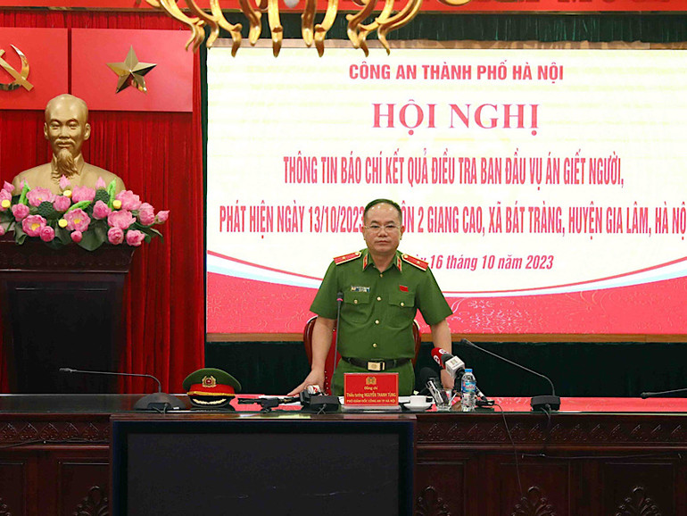 Thiếu tướng Nguyễn Thanh Tùng trả lời các câu hỏi của báo chí.