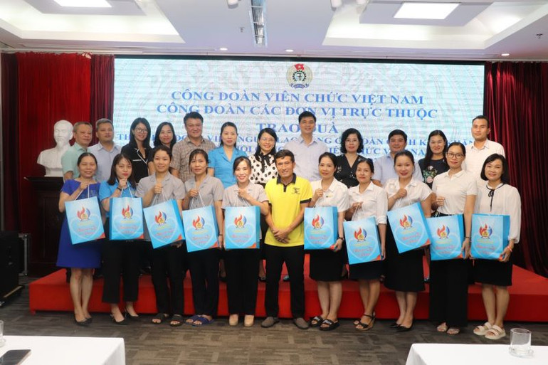 Trước thềm Đại hội, Công đoàn Viên chức Việt Nam tổ chức trao những món quà ấm áp, nghĩa tình từ Đại hội tới đoàn viên, người lao động.