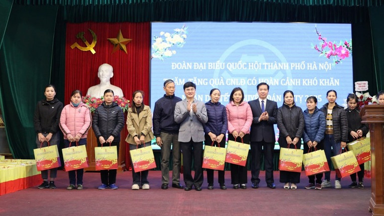 Đồng chí Nguyễn Tuấn Thịnh, Đoàn đại biểu Quốc hội thành phố Hà Nội và Phó Chủ tịch Liên đoàn Lao động thành phố Hà Nội Nguyễn Huy Khánh trao quà tặng người lao động huyện Phú Xuyên.