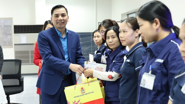 Phó Chủ tịch Thường trực Liên đoàn Lao động thành phố Hà Nội Lê Đình Hùng tặng quà công nhân Công ty trách nhiệm hữu hạn điện tử Noble Việt Nam.