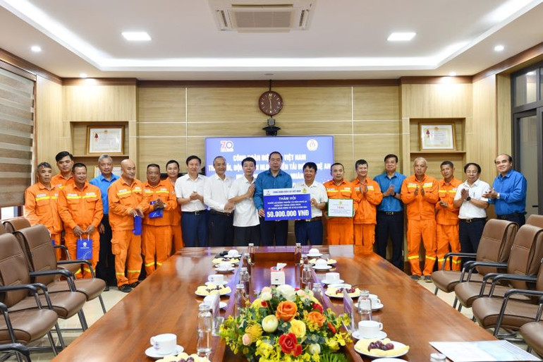 Đoàn công tác trao 50 triệu đồng để Truyền tải điện Nghệ An chăm lo người lao động nhân dịp Tháng Công nhân.