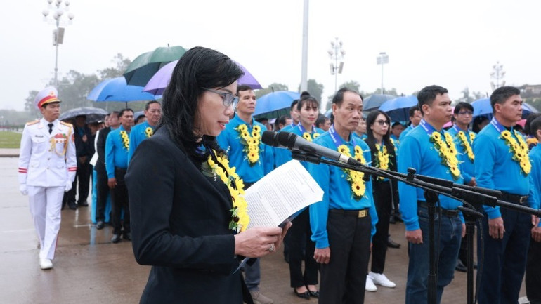 Đảng viên Nguyễn Thị Mỹ Linh tự hào thay mặt các tấm gương tiêu biểu báo công dâng Bác.