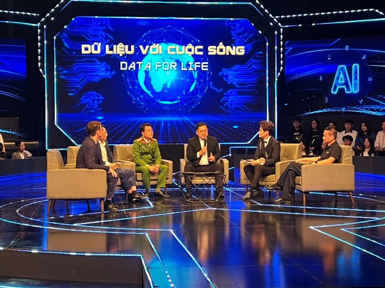 Các đại biểu tham gia Tọa đàm Dữ liệu với cuộc sống.
