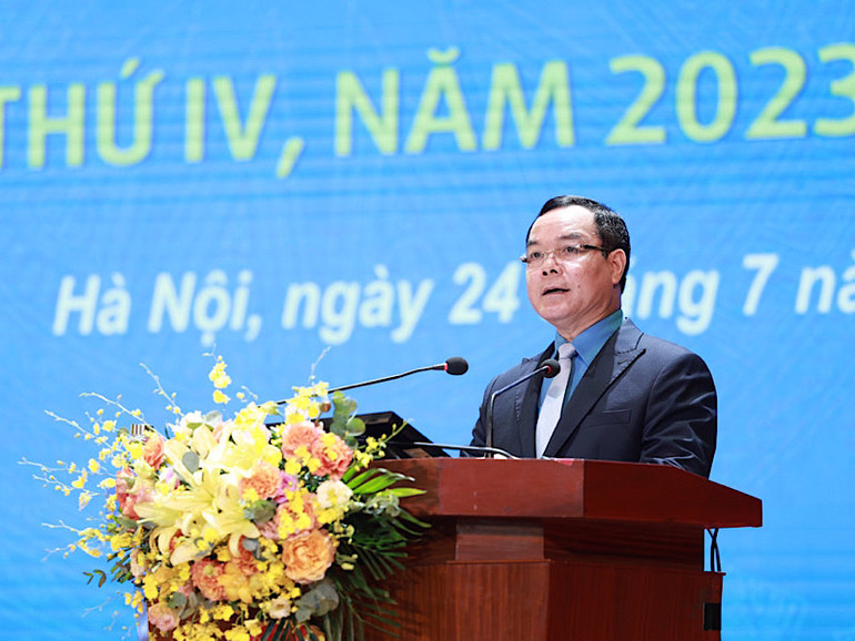 Chủ tịch Tổng Liên đoàn Lao động Việt Nam Nguyễn Đình Khang phát biểu tại lễ trao giải. Chủ tịch Tổng Liên đoàn Lao động Việt Nam Nguyễn Đình Khang phát biểu tại lễ trao giải.