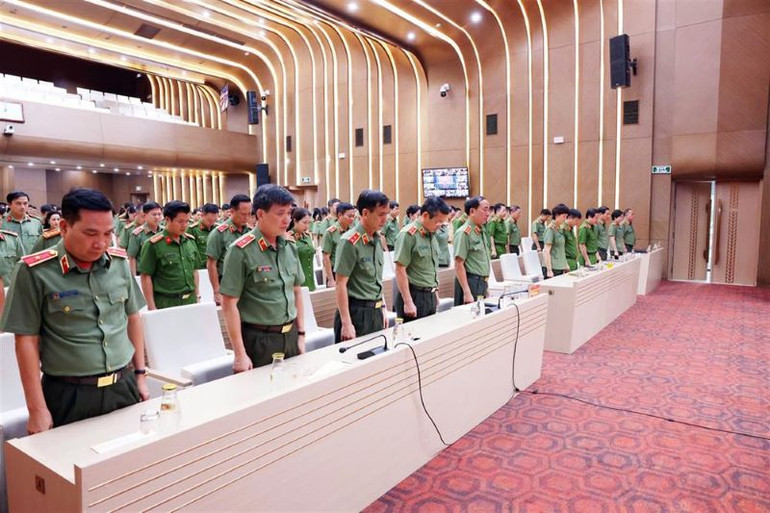 Một phút tưởng niệm tỏ lòng tiếc thương, chia sẻ sự mất mát, đau thương với gia đình các nạn nhân; ghi nhận tấm gương dũng cảm hy sinh của cán bộ, chiến sĩ khi làm nhiệm vụ phòng, chống cơn bão số 3. Một phút tưởng niệm tỏ lòng tiếc thương, chia sẻ sự mất mát, đau thương với gia đình các nạn nhân; ghi nhận tấm gương dũng cảm hy sinh của cán bộ, chiến sĩ khi làm nhiệm vụ phòng, chống cơn bão số 3.