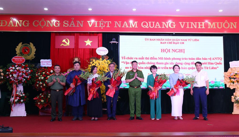 Ban Chỉ đạo 138 quận và Ban Chỉ đạo Mô hình tặng hoa các cá nhân, tổ chức tự nguyện tham gia Mô hình.