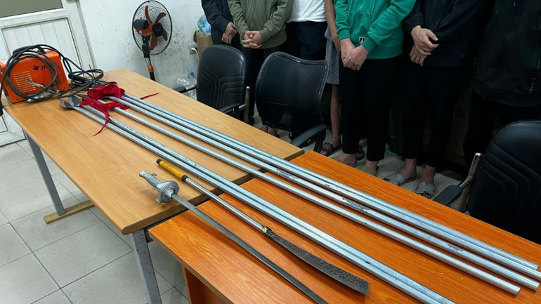 Các đối tượng và tang vật thu giữ tại cơ quan Công an.