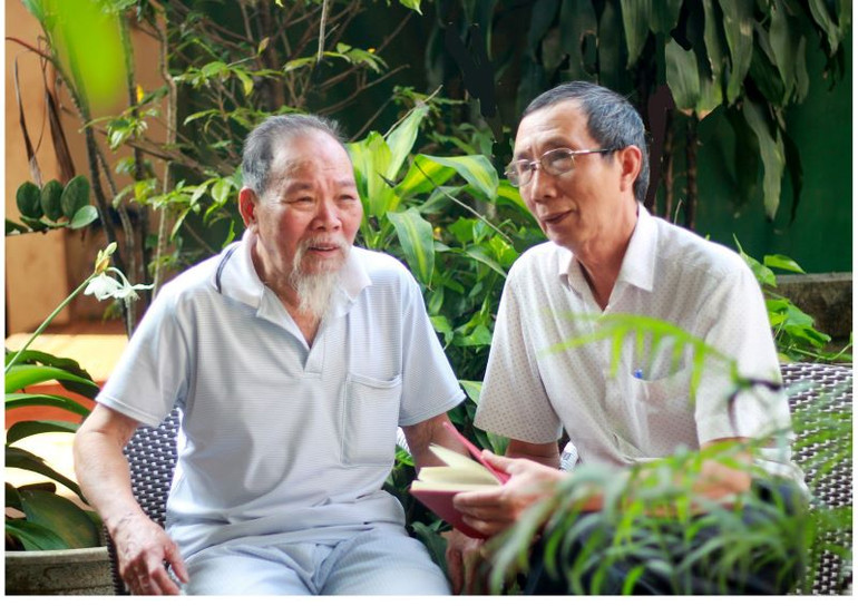 Ông Mỵ và tác giả bài viết tại nhà riêng thị xã Bỉm Sơn.